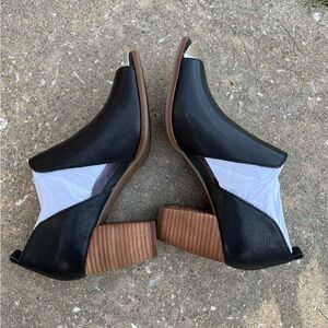 Lucky Brand Junai Block Heel Ankle Booties Open Toe Black Saddle Leather NEW 7.5